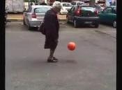 super mamie Italienne jongle avec ballon football