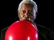 Morgan Freeman inhale l’helium