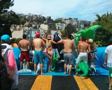 Un toboggan aquatique géant dans une rue de San Francisco
