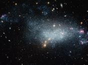 Hubble photographie galaxie proche semble très jeune