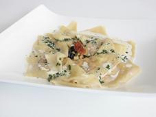 Ravioles chèvre olives tomates séchées, crème basilic