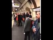 homme fait chanter toute station métro (Londres)