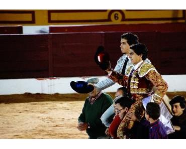 OLIVENZA : NOVILLADA . LES LOCAUX A HOMBROS