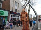 Northampton Cinq sculptures bois chevaliers médiévaux dressent dans centre-ville