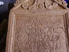 mystère s'épaissit pierre tombale romaine découverte début d'année Angleterre