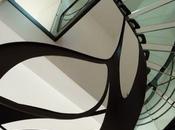 Escalier design verre, oeuvre d'art cascade lumière
