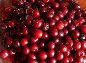 Confiture cerises avec noyaux feuilles menthe.