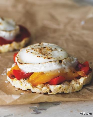 Galettes bio au fromage de chèvre chaud et poivrons grillés