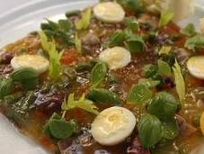 Plat pour l’été Salade comme niçoise Bouillabaisse froide, pommes terre, basilic restaurant Laurent