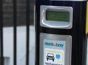 Après bornes, peut aussi recharger voiture électrique roulant