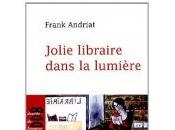 Jolie libraire dans lumière Frank Andriat