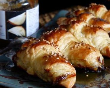 MINIS CROISSANTS AU FOIE GRAS & CONFIT D’OIGNONS