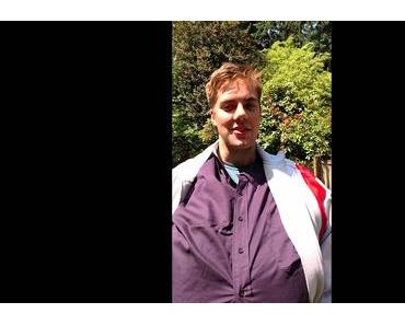 Il cache son pote sous ses vêtements pour entrer dans un cinéma