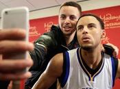 Stephen Curry pose avec double cire