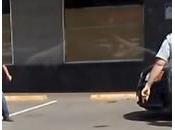 hachoir, coups Tazer et...un vieux