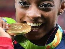 Pourquoi athlètes mordent leur médaille?