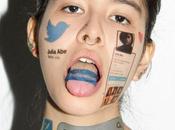 artiste fait tatouer icônes réseaux sociaux peau