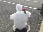 Bonhomme glace avec fleur