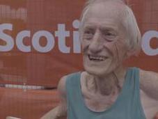 papy-runner termine marathon Toronto explose record dans catégorie