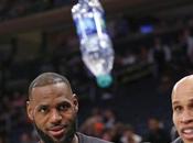 LeBron James fait petit Water Bottle Challenge détente banc