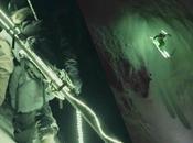 skieur professionnel s’élance piste pleine nuit avec leds lampe torche.