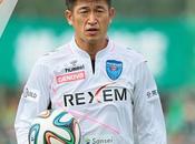 footballeur japonais toujours professionnel plus ans, record