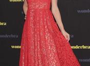 Miranda Kerr expose décolleté superbe robe rouge lingerie