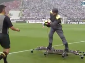 Cette drôle manière d’amener ballon d’un match