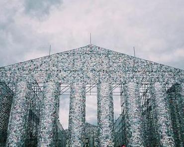 Elle construit un Parthénon avec des livres interdits