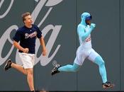 Freeze, sprinteur défie fans baseball mi-temps