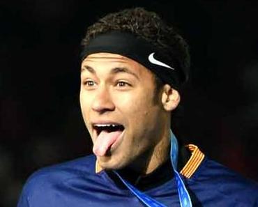 Quand Neymar tape la pose à l’aéroport de Barcelone avec … un fan du PSG ! (PHOTO)