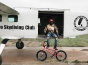 Quand star BMX, Nigel Sylvester, saute parachute dans désert Dubaï