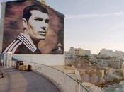 sportifs s’admirer façade d’un immeuble