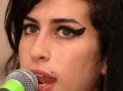 Winehouse frappe lors Festival Glastonbury