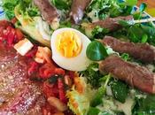 Yakitori boeuf fromage, salade tomate oeuf carpaccio