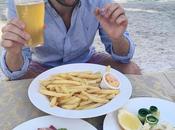 News bière Andrew Maxwell, célibataire, boit pinte mange frites premier repas qu'il fait depuis sortie jungle Bière blonde