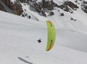 Skier faisant parapente, c’est possible