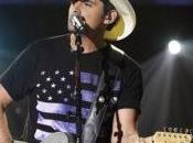 Info bière Brad Paisley fait l’éloge deux amis rassemblent gens autour d’une Bière blonde