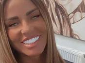 Katie Price montre autoportrait géant alors qu’elle abandonne look naturel pour extensions cheveux