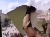 manifestants français tamponnent portrait Macron déchirent après avoir pris d’assaut mairie Poitiers