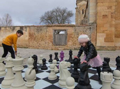 Quand pneus usés paient tournois d’échecs.