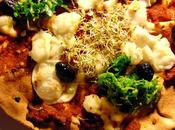 Pizza pita pesto tomates séchées, feta végétal, olives marocaines, persillade
