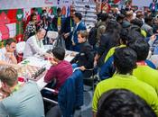 Magnus Carlsen joue dans salle amateurs d'échecs