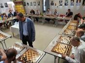 simultanée d'un grand-maître échecs