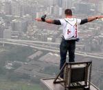 Felix Baumgartner saute plus haute tour monde